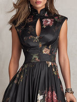 Violette | Robe midi en satin plissé noir à imprimé floral et encolure goutte d'eau