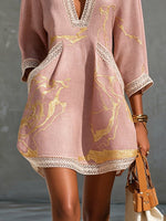 Ninon | Robe Mini en Dentelle Crochetée Rose à Motifs Dorés et Décolleté en V